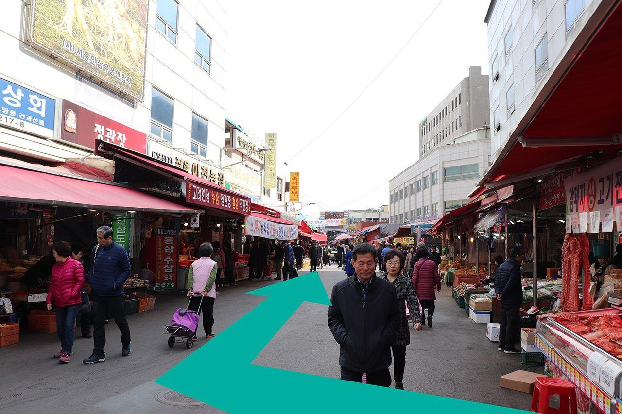 Chợ nhân sâm nhìn từ lối đi chính, đông đúc người mua sắm và gian hàng san sát.